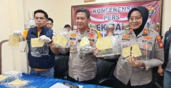 Kapolsek Babelan, Kompol Wito bersama jajarannya menggelar konferensi pers pengungkapan kasus pencurian motor sadis oleh dua kelompok, Kamis, 13 November 2025. (Sumber: Poskota/Nurpini Aulia Rapika)