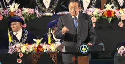 Presiden ke-6 RI SBY saat menyampaikan orasi soal geopolitik dan ancaman perang dunia di ITS Surabaya (Sumber: Youtube/@Institut Teknologi Sepuluh Nopember)