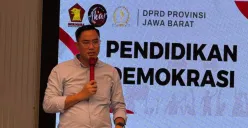 Anggota DPRD Jabar, Abdul Karim saat acara Pendidikan Demokrasi 2 dan HAM Kelurahan Sayang, Kecamatan Cianjur, Kabupaten Cianjur, Sabtu, 1 November 2025. (Sumber: Dok. Istimewa)
