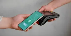 Ilustrasi QRIS Tap - bagaimana cara kerjanya? Simak penjelasan lengkap dan cara untuk mengaktifkannya di dompet digital populer seperti DANA, ShopeePay, dan GoPay. (Sumber: Freepik/pikisuperstar)