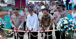 Wakapolri Komjen Pol Dedi Prasetyo meresmikan masjid di SMA Kemala Taruna Bhayangkara (KTB), Kecamatan Gunung Sindur, Kabupaten Bogor, Kamis, 13 November 2025. (Sumber: Poskota/Giffar Rivana)