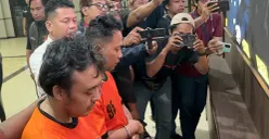 Tampang pelaku pembunuhan sopir taksi online yang jasadnya dibuang di Tol Jagorawi. (Sumber: POSKOTA | Foto: Giffar Rivana)