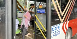 Ilustrasi, masyarakat saat turun dari bus TransJakarta di Halte Slipi, Palmerah, Jakarta Barat, Kamis, 13 November 2025. (Sumber: POSKOTA | Foto: Pandi Ramedhan)