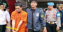 Pelaku pengeroyokan digelandang dalam gelar perkara di Mapolres Cimahi, Kamis, 13 November 2025. (Sumber: Poskota/Gatot Poedji Utomo)