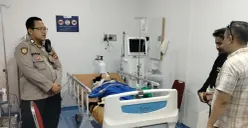 Pihak kepolisian memeriksa kondisi korban setelah jatuh dari lantai tiga Gedung Manajemen, Unpak Bogor. (Sumber: Polsek Bogor Tengah)