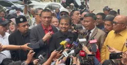 Mantan Menteri Pemuda dan Olahraga (Menpora) Roy Suryo memenuhi panggilan pemeriksaan perdana sebagai tersangka dalam kasus tuduhan ijazah palsu, di Polda Metro Jaya, Jakarta Selatan. (Sumber: Poskota/Ali Mansur)