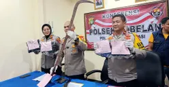 Kapolres Metro Bekasi, Kombes Pol Mustofa dan jajaran menggelar konferensi pers pengungkapan kasus tawuran di Desa Babelan Kota yang mengakibatkan satu orang meninggal dunia. (Sumber: POSKOTA | Foto: Nurpini Aulia Rapika)