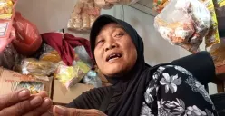 Ririn, 58 tahun, pedagang Pasar Patra, Duri Kepa, Kebon Jeruk Jakarta Barat, diwawancarai, Kamis, 13 November 2025. (Sumber: Poskota/Pandi Ramedhan)