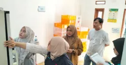 Tim dari Dinkes Pandeglang saat melakukan IKL di dapur SPPG Sindanglaya 2. (Sumber: Poskota/Samsul Fatoni)