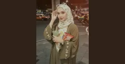 Prompt Edit Foto di Jalanan Malam dengan OOTD Hijab Pakai Gemini AI (Sumber: TikTok/@mia_syifania)