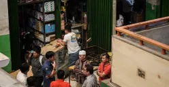 Sejumlah pedagang obat dan alat kesehatan berbincang sembari menutup kiosnya di Pasar Pramuka, Matraman, Jakarta, Jumat, 14 November 2025. (Sumber: Poskota/Bilal Nugraha Ginanjar)
