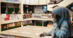 Suasana kios obat dan alat kesehatan di Pasar Pramuka, Matraman, Jakarta, Jumat, 14 November 2025. (Sumber: Poskota/Bilal Nugraha Ginanjar)