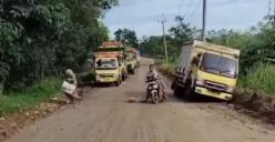 Seorang pengendara roda dua tergelincir di jalur Curugbitung-Maja, Kabupaten Lebak. (Sumber: Dok. Warga)