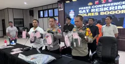 Kapolres Bogor AKBP Wikha Ardilestanto (tengah) menunjukkan barang bukti saat melakukan keterangan pers penangkapan pelaku pembunuhan sopir taksi online. (Sumber: Poskota/Giffar Rivana)