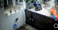 Rekaman CCTV memperlihatkan tiga pelaku melarikan diri menggunakan motor setelah menggondol kotak amal Musala Al Ikhlas di Grogol, Limo, Depok, Selasa, 11 November 2025. (Sumber: Istimewa)