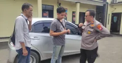 Kapolsek Cinere berbincang dengan korban saat proses penyerahan kembali mobil Brio yang ditemukan polisi setelah hilang dicuri. Mobil diamankan dan dikembalikan ke pemilik di Mapolsek Cinere. (Sumber: Polsek Cinere)