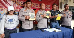 Kapolsek Bekasi Selatan, Kompol Dedi Herdiana, bersama jajarannya menggelar konferensi pers kasus perampasan motor dengan modus tawaran kerja di Bekasi Selatan. (Sumber: Poskota/Nurpini Aulia Rapika)