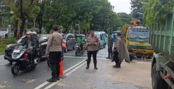 Petugas mengatur lalu lintas lokasi pohon tumbang di Jalan Wahidin Raya, dekat Kantor Kemenkeu, Pasar Baru, Sawah Besar, Jakarta Pusat, Jumat, 14 November 2025. (Sumber: Dok. Humas Polres Jakpus)