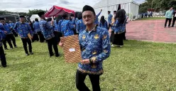 Agus Multi, 29 tahun, dilantik PPPK di Stadion Pakansari, Cibinong, Kabupaten Bogor, Jumat, 14 November 2025. (Sumber: Poskota/Giffar Rivana)
