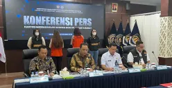 Jumpa pers dua WNA asal Uzbekistan terjerat prostitusi di Kantor Imigrasi Kelas I A Jakarta Barat, Jumat, 14 November 2025. (Sumber: Poskota/Pandi Ramedhan)