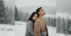 Rahasia prompt Gemini AI untuk menciptakan foto pasangan nuansa salju yang aestetik dan super realistis. Tutorial mudah untuk pemula, cukup dengan foto dan prompt yang tepat. (Sumber: Poskota/Gemini AI Generated)