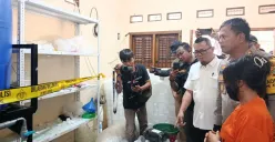 Kapolres Metro Bekasi Kota, Kombes Pol Kusumo Wahyu Bintoro menggerebek rumah produksi sabun cair palsu di wilayah Pondok Melati, Kota Bekasi, Kamis, 13 November 2025. (Sumber: Poskota/Nurpini Aulia Rapika)