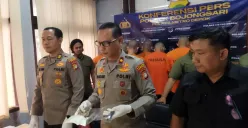 Kapolsek Bojongsari Kompol Fauzan Thohari dengan Panit Reskrim Iptu Marno dan Kasi Humas Polres Metro Depok AKP Made Budi menghadirkan komplotan pencuri motor dan penadah dalam konfefensi pers. (Sumber: Poskota/Angga Pahlevi)