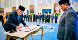 Potret Arif Satria (kiri) saat dilantik menjadi Kepala Badan Riset dan Inovasi Nasional (BRIN) oleh Presiden Prabowo Subianto (kanan) pada Senin, 10 November 2025. (Sumber: Setkab.go.id)