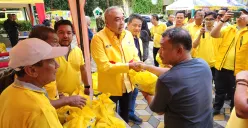 Ketua DPD Golkar Jakarta Ahmed Zaki Iskandar saat memberikan sembako kepada masyarakat di Kantor DPD Golkar DKI Jakarta, Cikini, Jakarta Pusat, Sabtu, 15 November 2025. (Sumber: Poskota/M. Tegar Jihad)
