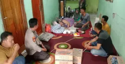 Kapolsek Petir AKP Priyanto bersama anggota Bhabinkamtibmas menjenguk Wiwit, seorang IRT yang tertimpa tembok roboh di rumahnya. (Sumber: Dok. Polsek Petir)
