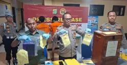Petugas Polsek Beji saat memaparkan barang bukti dari kasus pencurian kotak amal masjid dan audio mobil yang sempat viral di media sosial. (Sumber: Poskota/Angga Pahlevi)