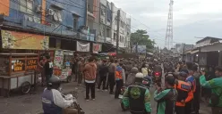 Satpol PP Kota Depok menertibkan pedagang berjualan di sekitar kawasan Stasiun Depok Lama. (Sumber: Istimewa)