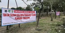 Ilustrasi, spanduk larangan melakukan aktivitas prostitusi dipasang di taman Jalan Daan Mogot, Cengkareng, Jakarta Barat, pada Sabtu, 15 November 2025. (Sumber: POSKOTA | Foto: Pandi Ramedhan)