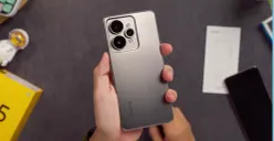 Realme 15 5G versi Suit Titanium dengan desain flat dan modul kamera ganda 50 MP yang menjadi ciri khas seri ini. (Sumber: Youtube/@Gadgetin)