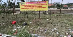 Peringatan larangan aktivitas mesum di taman Jalan Daan Mogot, Cengkareng, Jakarta Barat, Sabtu, 15 November 2025. (Sumber: Poskota/Pandi Ramedhan)