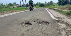 Pengendara roda dua melintas di jalan Babakan Sompok-Kadumadang di Cimanuk, Pandeglang, yang kondisinya rusak lagi. (Sumber: POSKOTA | Foto: Samsul Fatoni)
