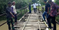 Peninjauan kerusakan jembatan Koranji di Desa Ciawi, Kecamatan Patia, Kabupaten Pandeglang. (Sumber: Dok. Warga)