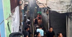 Petugas damkar berjibaku memadamkan api yang membakar sebuah rumah di Gang Pelita, Kelurahan Jatipulo, Palmerah, Jakarta Barat, Minggu, 16 November 2025. (Sumber: Dok Gulkarmat Jakarta Barat)