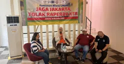 Diskusi bertajuk 'Jaga Jakarta, Tolak Raperda KTR' oleh sejumlah komunitas warteg di Jakarta Barat, Minggu, 16 November 2025. (Sumber: POSKOTA | Foto: Pandi Ramedhan)