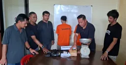 Tim Opsnal Polsek Tajurhalang menunjukkan barang bukti ganja yang peredarannya diduga dikendalikan seorang penghuni Lapas di Cirebon. (Sumber: POSKOTA | Foto: Angga Pahlevi)