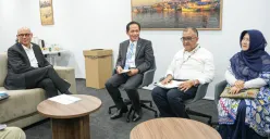 Menteri Lingkungan Hidup/Kepala BPLH, Hanif Faisol Nurofiq menyerahkan dua dokumen penting kepada PBB. (Sumber: Dok. Kementerian LH)