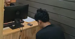 Tersangka SA saat menjalani pemeriksaan di ruang Unit Reskrim Polsek Jawilan. (Sumber: Istimewa)