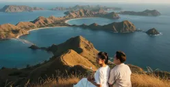 Hasil prompt Gemini AI foto pasangan di Pantai Labuan Bajo dengan tampilan realistis. (Sumber: Freepik/jcomp)