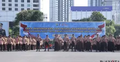 Kapolda Metro Jaya Irjen Asep Edi Suheri saat memimpin Apel Saka Bhayangkara dan Patroli Keamanan Sekolah (PKS) di Lapangan Presisi Ditlantas Polda Metro Jaya, Jakarta Selatan, Senin 17 November 2025. (Sumber: Poskota/Ali Mansur)