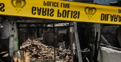 Warga berjalan di sekitar lokasi kebakaran akibat putusnya ground steel wire jaringan saluran udara tegangan tinggi di RW 004 Jatipulo, Jakarta Barat, Senin, 17 November 2025. (Sumber: Poskota/Bilal Nugraha Ginanjar)