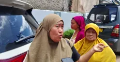 Sejumlah emak-emak mendatangi Kantor Dinsos Kabupaten Pandeglang, Senin, 17 November 2025. (Sumber: Poskota/Samsul Fatoni)