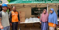 PT PLN (Persero) UPT Cawang menyerahkan bantuan berupa makanan kepada warga yang terdampak paska kebakaran, Senin, 17 November 2025. (Sumber: Dok. PLN UID Jaya)