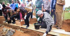 Para pejabat BNN, Kemendes PDT, dan pemerintah daerah mengikuti prosesi simbolis pencanangan Desa Sido Luhur sebagai Desa Bersinar di Kabupaten Seluma, Bengkulu. (Sumber: Biro Humas dan Protokol BNN)