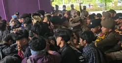 Aksi dorong antara mahasiswa dan aparat keamanan di halaman Kantor DPRD Kabupaten Tangerang, Kadu Agung, Tigaraksa, Senin, 17 November 2025. (Sumber: Poskota/Veronica Prasetio)