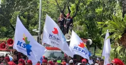 Sejumlah elemen buruh melakukan aksi demonstrasi di depan Kantor Balai Kota DKI Jakarta, pada Senin, 17 November 2025. (Sumber: POSKOTA | Foto: M Tegar Jihad)